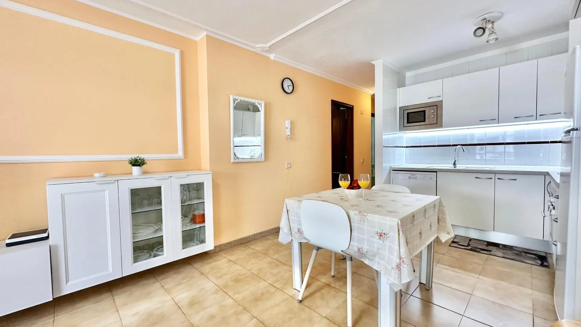 Fontana Beach Arona  Apartmán